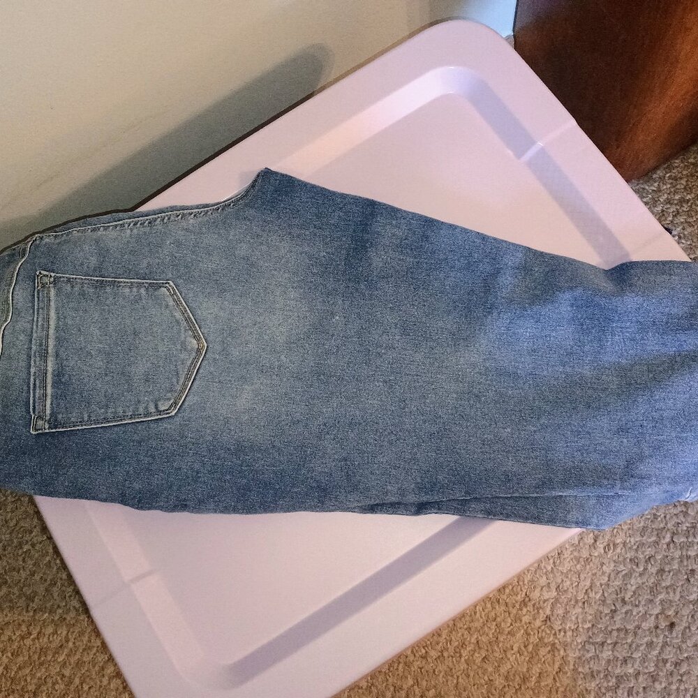 Cato's Brand size 10 Extreme Stretch Capri's